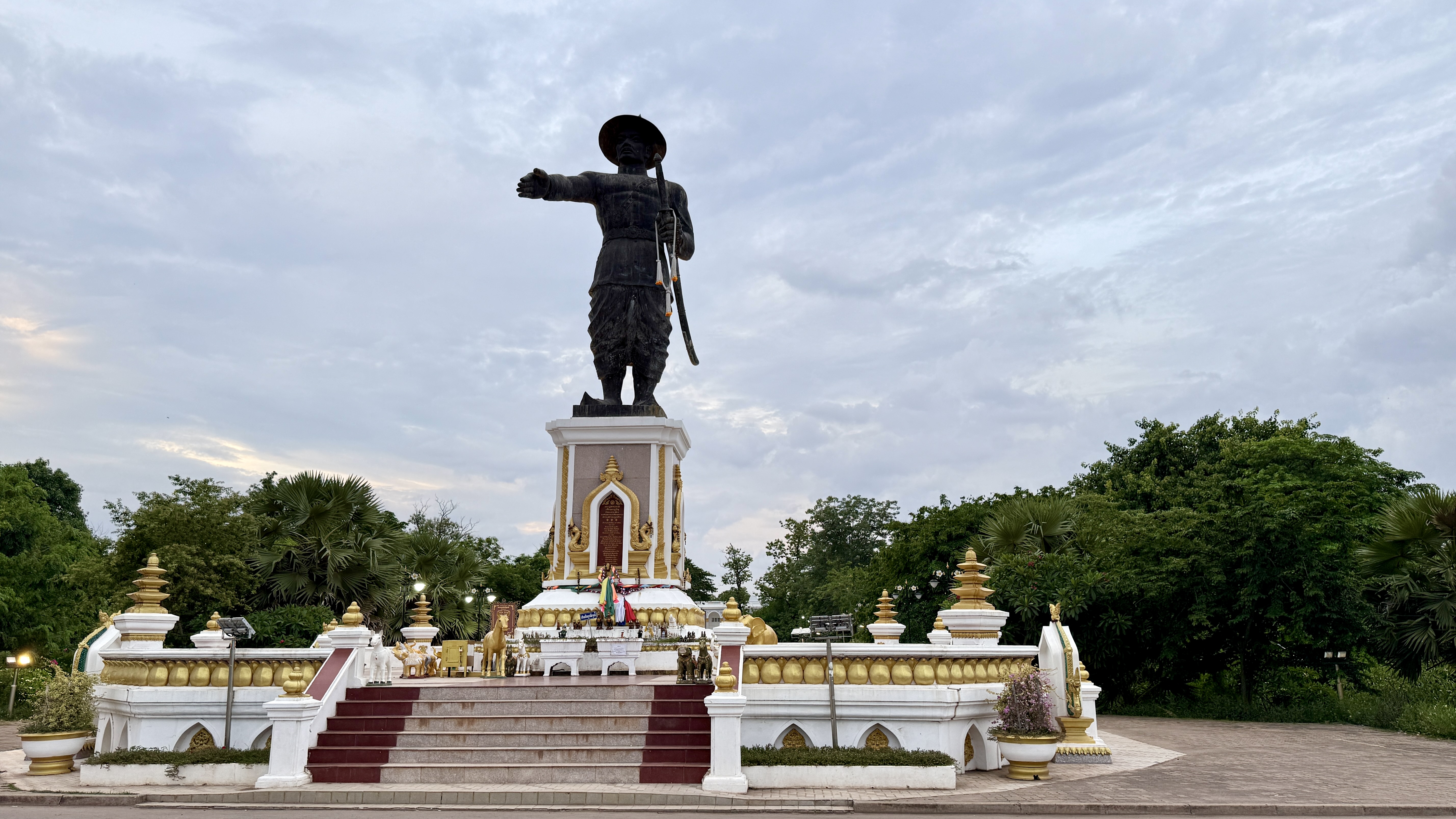ແຜງອາຫານຕະຫຼາດກາງຄືນຂ້າງສວນເຈົ້າອະນຸວົງ